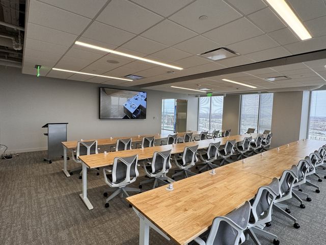 R2 Gate, Dallas: view 2